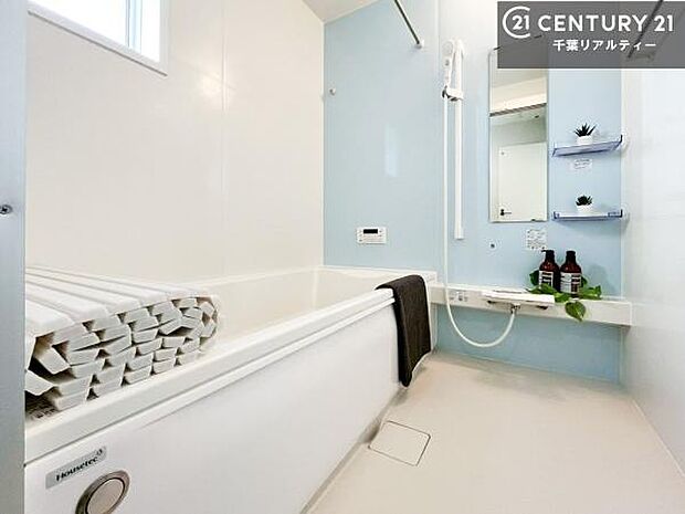 広々バスで一日の疲れをリフレッシュ。足が伸ばせるので、浴槽にもゆったりと浸かれますね!毎日のバスタイムが楽しみになります。