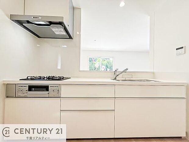 大人気の対面式システムキッチンを採用しています！ご家族のコミュニケーションが自然と増える設計です。お子様にも目が届くので嬉しいですね。広々使えて快適に作業が進みます。【同仕様写真】