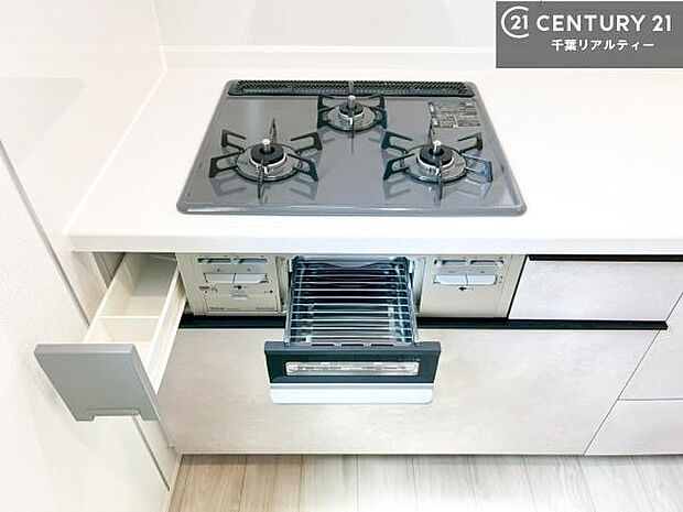 コンロは三口あるのでお料理の同時進行ができます。もちろんグリル付きです。調理スペースも広々している為作業がしやすい！使い勝手が良いシステムキッチンです！