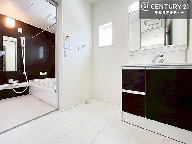 広々とした洗面室は、朝の身支度の時間もゆったり使える快適な空間。収納棚なども置きやすく、使い勝手の良い設計です。(施工例)