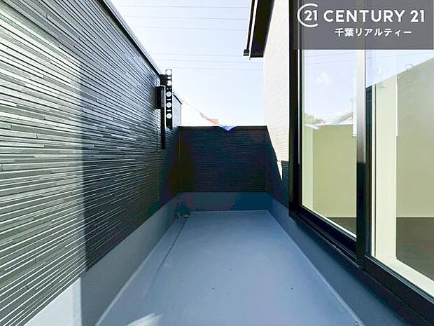 陽当たりの良いバルコニーで、お洗濯物もよく乾きそうですね！お天気の良い日にはバルコニーへ出てリフレッシュするのも気持ちよさそうです。