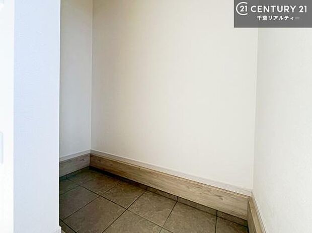 玄関土間収納付き！収納スペースなのでベビーカーやアウトドアの道具がスッキリしまえます！取り出しもラクラク！整理整頓がしやすい！