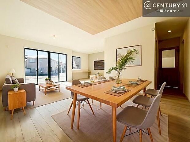 家具はCGパースです。開放感のある広々LDK！ソファーやダイニングテーブルを置いても窮屈にならないので快適に過ごせます！コミュニケーションが取りやすいリビングです！