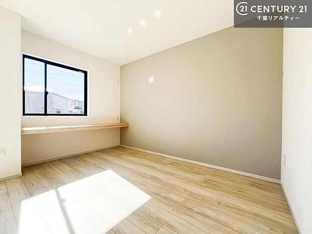 スタディーカウンターがございます！お子様のリビング学習や作業スペース用途多彩に利用可能！