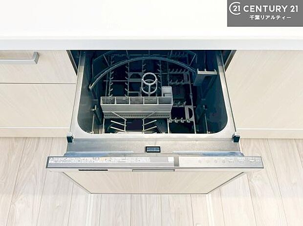 食洗機付き！忙しい時や冬場は手荒れ防止として大活躍します！ビルトイン仕様なので、場所も取らず調理スペースも広く使えて手際よく作業が出来ます！