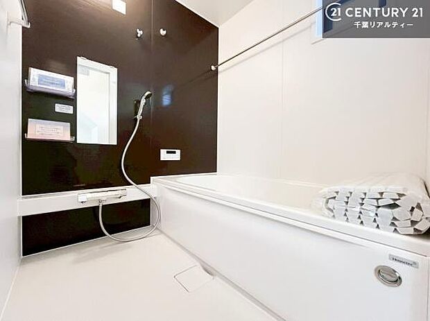 追い炊き機能が付いたバスルームは、ボタン1つでいつでも温かい湯船に浸かれます！お仕事が遅くなってしまう家族を待たずに入れて快適！