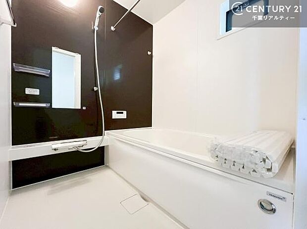 落ち着きある大人の雰囲気のバスルームは、シックなデザインでバスタイムが充実！お仕事頑張っているご褒美にお好みの匂いの入浴剤を入れて、楽しんでみてはいかがでしょうか？