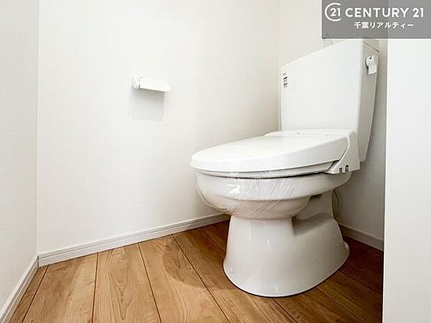 清潔感のある色味のお手洗いです！さわやかでスッキリする空間です！白を基調としているので、お手入れがしやすいトイレです！