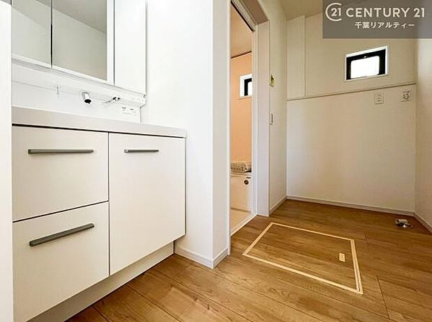 三面鏡仕様の洗面所は、身だしなみがしやすい造り！裏は収納になっています。ドライヤーやお化粧道具を片付けられるので洗面台周りをスッキリと見せることが出来ます！