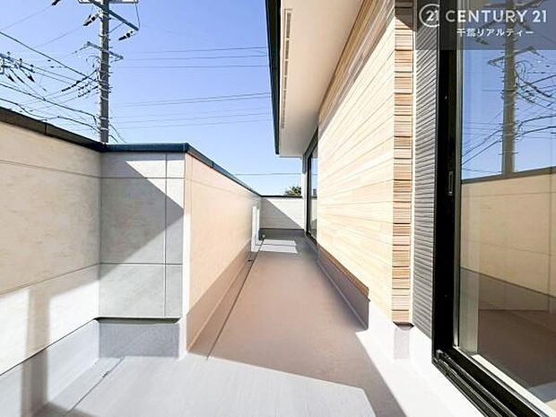 広いバルコニーはお布団やお洗濯ものがたくさん干せるほか、家庭菜園などもお楽しみいただけます！