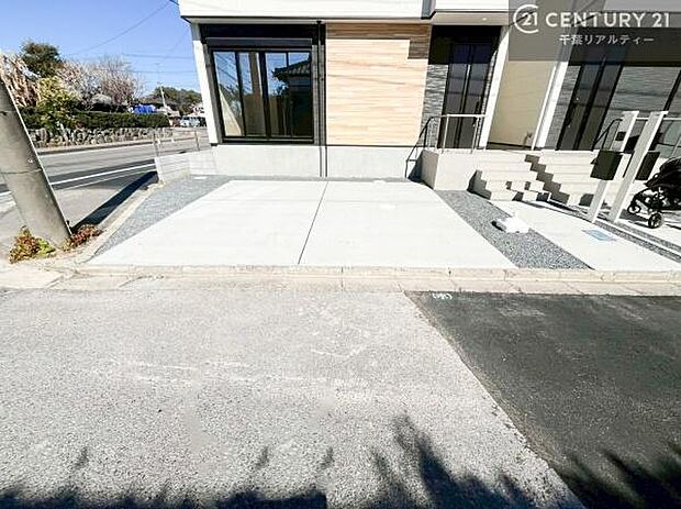 駐車スペースは2台分あります！セカンドカーはもちろん、バイクや自転車なども置き場所に困りません。