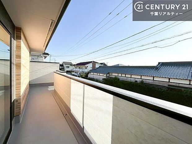 落ち着きある住宅街です！周囲には高い建物がなく、空が広く開放感があり、陽当たりを大きく遮られることもありません！気持ちの良い風が通り抜ける街並みです！