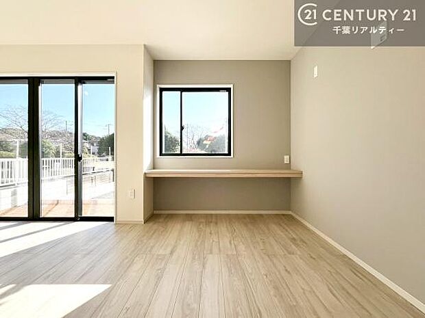 カフェカウンターがございます！お子様のリビング学習や作業スペース用途多彩に利用可能！