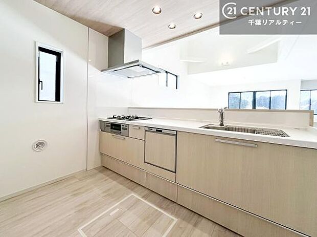 大人気の対面式システムキッチンを採用しています！ご家族のコミュニケーションが自然と増える設計です。お子様にも目が届くので嬉しいですね。収納力もあります！