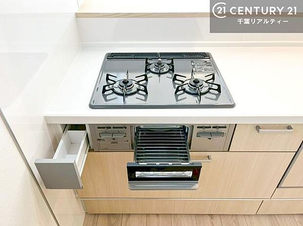 コンロは三口あるのでお料理の同時進行ができます。もちろんグリル付きです。調理スペースも広々している為作業がしやすい！使い勝手が良いシステムキッチンです！