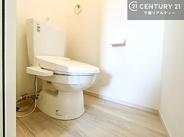 清潔感のある色味のお手洗いです！さわやかでスッキリする空間です！白を基調としているので、お手入れがしやすいトイレです！