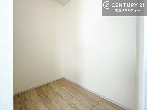 ウォークインクローゼット付きです。たくさんのお洋服などを収納しておけそうですね！他にも扇風機や加湿器など季節物の大きな家電も収納できます。