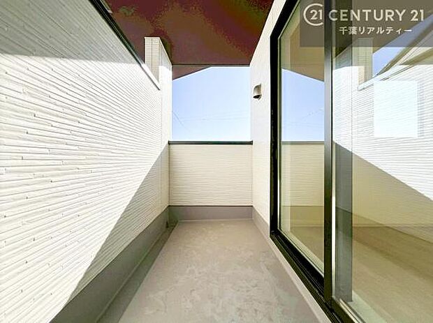 広々としているバルコニーです！お洗濯物を干すのはもちろん風に当たりながらくつろぎタイムが送れます！