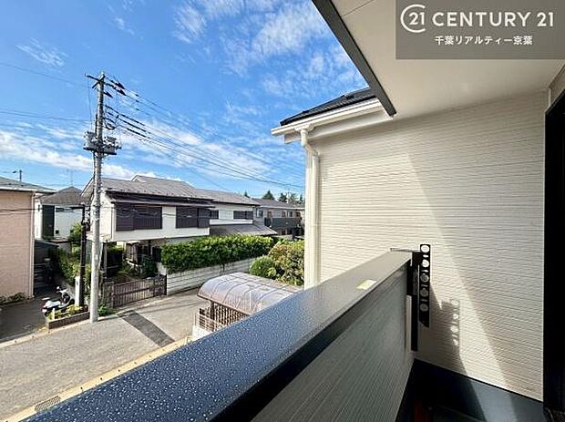 落ち着きある住宅街です！周囲には高い建物がなく、空が広く開放感があり、陽当たりを大きく遮られることもありません！気持ちの良い風が通り抜ける街並みです！