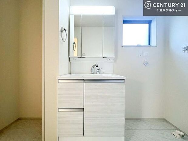 三面鏡仕様の洗面所は、身だしなみがしやすい造り！裏は収納になっています。ドライヤーやお化粧道具を片付けられるので洗面台周りをスッキリと見せることが出来ます！