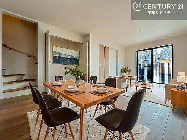 家具はCGパースです。大切な家族が集まるからこそLDKにはこだわりたい。子供たちが元気に笑いながら走り回っている姿を見た時が「広い家にして良かった」と思う瞬間です。