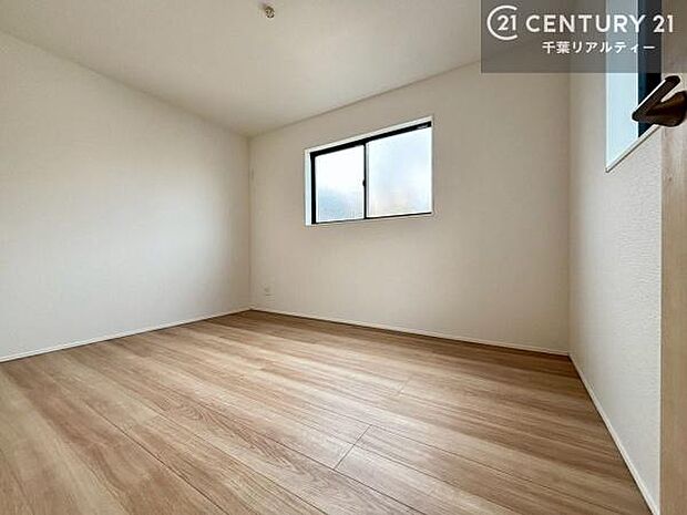 掃き出し窓がないお部屋は、お子様のお部屋としても安心です！収納スペースも充実しているので散らかったお部屋をサッと片付けられます！