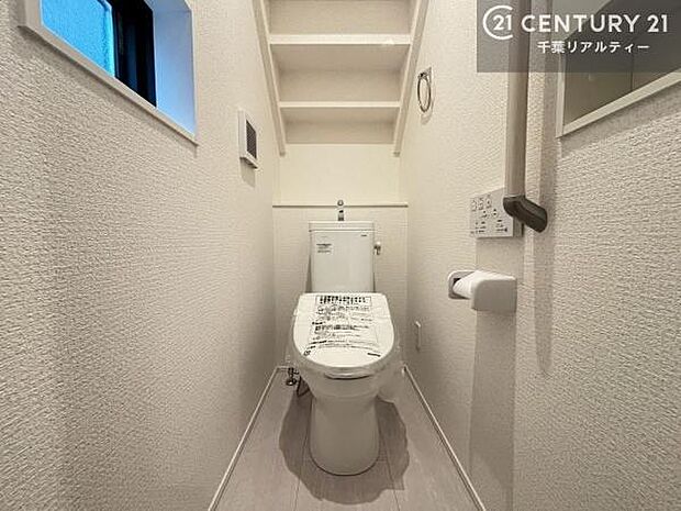 1・2階にトイレがございます！朝の忙しい時間帯も待たずにすみそうですね。白を基調とした清潔感のあるトイレでお手入れがしやすいです！