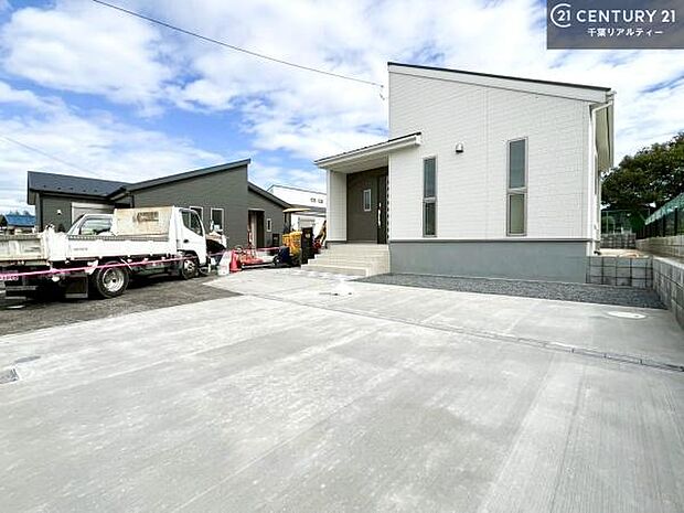 駐車スペースは2台分あります！セカンドカーはもちろん、バイクや自転車なども置き場所に困りません。