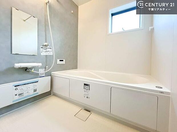 白を基調とした清潔感のあるバスルーム！快適なバスタイムが送れます！1日の疲れをしっかりと癒してくれる素敵なリラクゼーション空間になりそうですね。