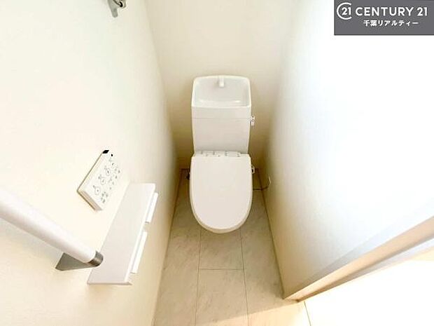 1・2階にトイレがございます！朝の忙しい時間帯も待たずにすみそうですね。白を基調とした清潔感のあるトイレでお手入れがしやすいです！