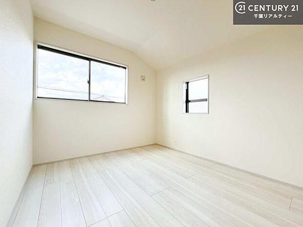 明るい室内は、風通しも良く、明るく大変居心地の良い空間となっております。リラックスして過ごせる心地の良いお部屋です！朝の目覚めがスッキリしますね！