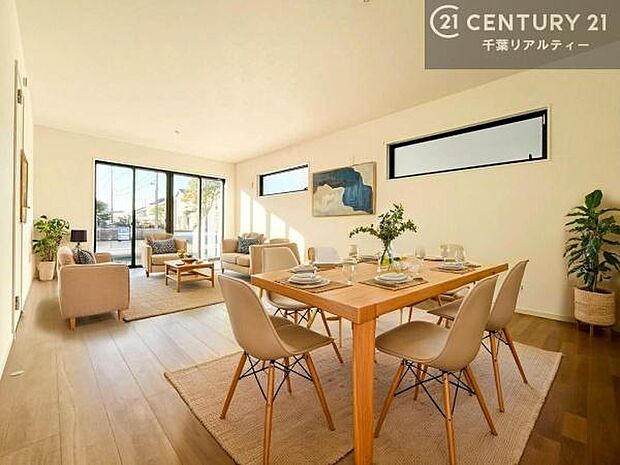 家具はCGパースです。開放感のある広々LDK！ソファーやダイニングテーブルを置いても窮屈にならないので快適に過ごせます！コミュニケーションが取りやすいリビングです！