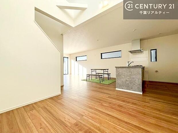 上部吹抜けで開放感たっぷり！大切な家族が集まるからこそLDKにはこだわりたい。子供たちが元気に笑いながら走り回っている姿を見た時が「広い家にして良かった」と思う瞬間です。