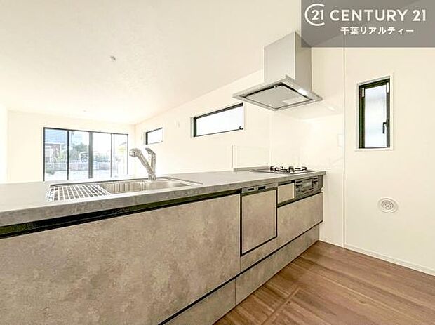 大人気の対面式システムキッチンを採用しています！ご家族のコミュニケーションが自然と増える設計です。お子様にも目が届くので嬉しいですね。収納力もあります！