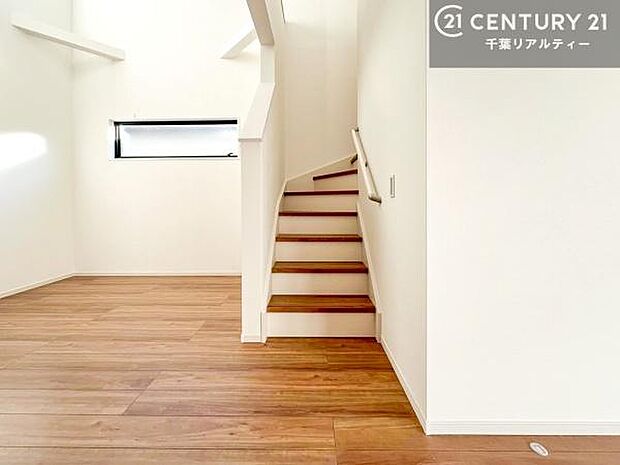 リビングイン階段でコミュニケーションが取りやすいリビング！階段は明るく手摺りもついています。お子様やご年配の方も安心してご利用頂けますね！