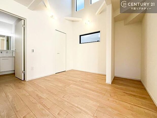 上部吹抜けで開放感たっぷり！大切な家族が集まるからこそLDKにはこだわりたい。子供たちが元気に笑いながら走り回っている姿を見た時が「広い家にして良かった」と思う瞬間です。