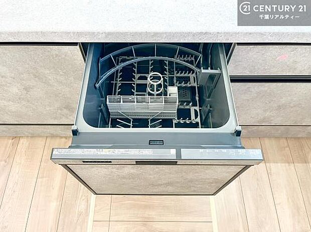 食洗機付きのキッチンです！忙しい時や手荒れ防止として大変活躍する便利な仕様です！ビルトインなのでキッチンの場所を取らず調理スペースを広く使うことが出来ます！