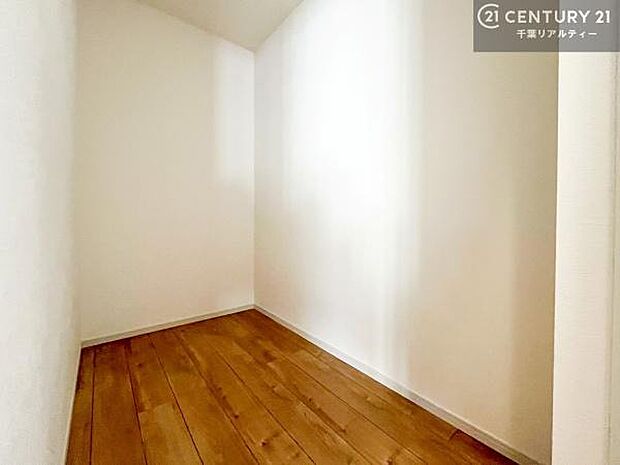 リネン庫があるので収納たっぷりの洗面室！日用品のストックやバスタオルがスッキリと収納できて取り出しやすい！水回りがスッキリ片付いて気持ちの良い空間！