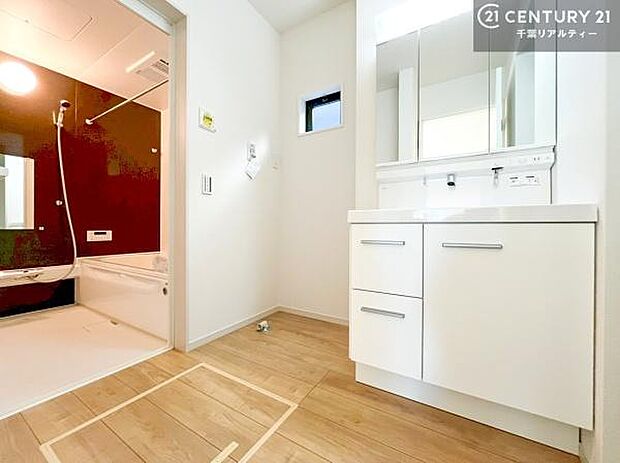 小窓付きの明るい洗面室です！湿気もすぐに入れ替えができて清潔に保つことができます！自然光が差し込むのでお化粧の仕上がりも良くなりますね！