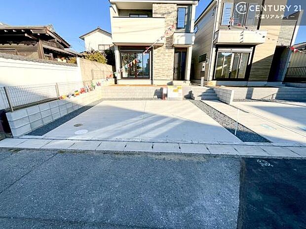 駐車スペースは2台分あります！セカンドカーはもちろん、バイクや自転車なども置き場所に困りません。