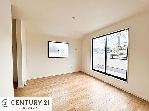 明るく風通しの良い居室です。「シンプル」にデザインされた室内。自由度が高いので家具やレイアウトでお好みの空間を創り上げられます。是非一度、現地にてご確認ください。（同仕様）