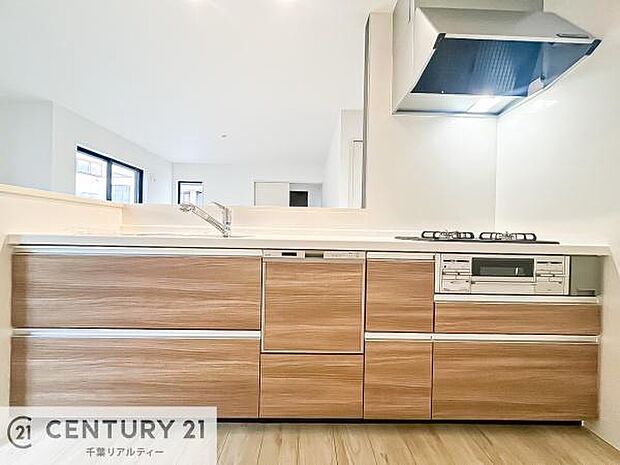 大人気の対面式システムキッチンを採用しています！ご家族のコミュニケーションが自然と増える設計です。お子様にも目が届くので嬉しいですね。収納力もあります！（同仕様）