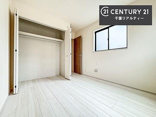 収納スペースを完備しており、衣類やおもちゃ、学用品などをすっきり整理できます。お部屋を広く使えるため、快適で整った住空間を実現します。