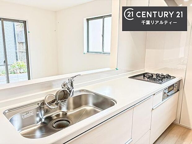 大人気の対面式システムキッチンを採用しています！ご家族のコミュニケーションが自然と増える設計です。お子様にも目が届くので嬉しいですね。広々使えて快適に作業が進みます。