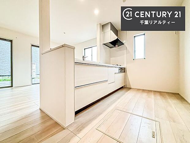 ゆとりある調理スペースで作業がしやすい快適なキッチンです！お子様と一緒にお菓子造りも楽しめる広々スペースです。楽しい調理時間になりそうですね！