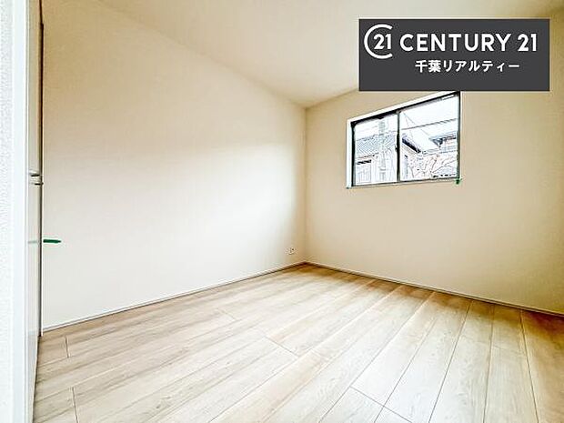 洋室は子供部屋や寝室、色々と用途多彩に利用できますね。収納力もたっぷりなので、広々気持ちよく過ごすことができます。