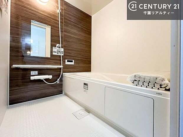 落ち着きある大人の雰囲気のバスルームは、味が出ていてバスタイムが充実！お仕事頑張っているご褒美にお好みの匂いの入浴剤を入れて、楽しんでみてはいかがでしょうか？