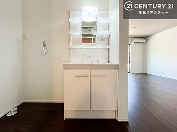 身なりを整える洗面所は、清潔感が大事です！水周りの清潔感のある雰囲気を演出！気持ちよくお使いいただけます。