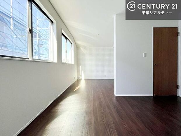 優しい光が差し込む洋室は、朝の目覚めも気持ちが良さそうですね。おうち時間もゆったりと過ごすことができます。