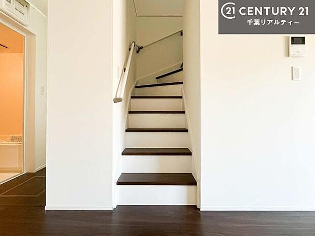 リビングイン階段でコミュニケーションが取りやすいリビング！階段は明るく手摺りもついています。お子様やご年配の方も安心してご利用頂けますね！